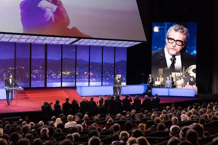 Kleber-Mendonca-Filho-accepts-the-Best-Director-Award-for-The-Secret-Agent-Closing-Ceremony-during-the-78th-International-Cannes-Film-Festival-at-Palais-des-Festivals-Cannes-FRANCE-24-05-2025-SYSPEO-sysA080-Credit-SYSPEO-SIPA-2505250222