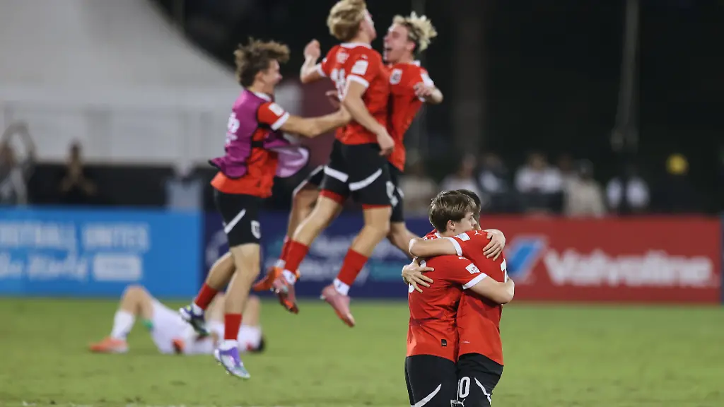 Fussball-Maenner-U17-Weltmeisterschaft-Halbfinale-Oesterreich-Italien-Oesterreichische-Spieler-feiern-nach-dem-Sieg