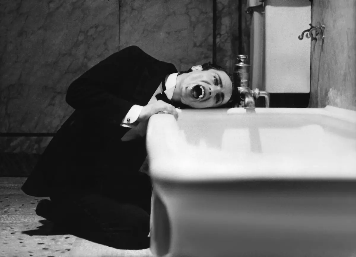 Andy-Warhol-s-Dracula-Blood-for-Dracula-USA-1974-Regie-Paul-Morrissey-Udo-Kier-sterbender-Vampir-stirbt-an-Blutarmut-Horrorfilm-Warhols-WICHTIG-Nutzung-nur-redaktionell-bei-Berichterstattung-ueber-diesen-Film-mit-Filmtitelnennung-Titel-Buch-und-Kalendernutzungen-nur-nach-Absprache-keine-sozialen-Netzwerke-IMPORTANT-To-be-used-solely-for-editorial-coverage-of-this-specific-motion-picture