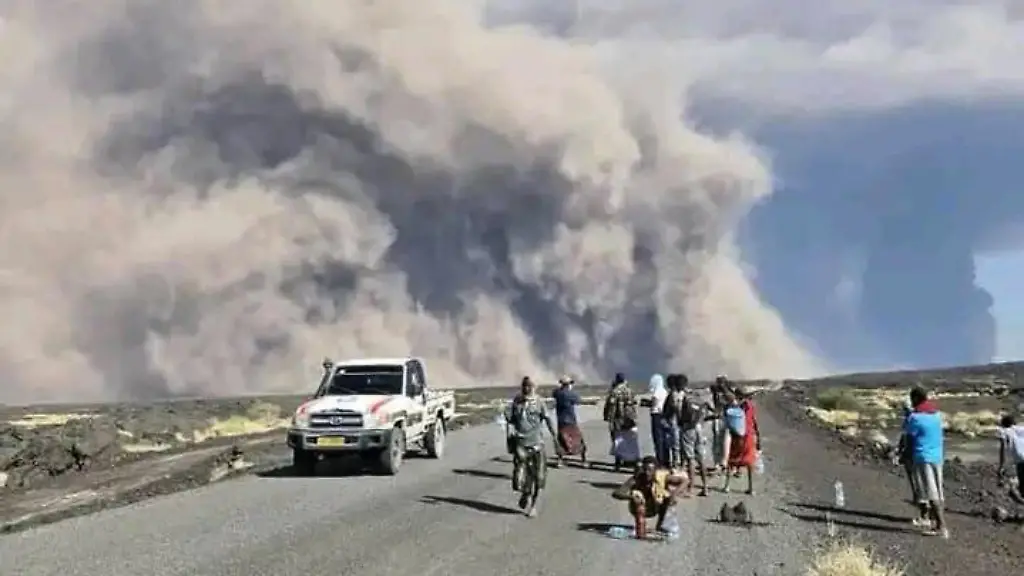 AFAR-ETHIOPIA-NOVEMBER-23-EDITORIAL-USE-ONLY-MANDATORY-CREDIT-AFAR-GOVERNMENT-COMMUNICATION-BUREAU-HANDOUT-NO-MARKETING-NO-ADVERTISING-CAMPAIGNS-DISTRIBUTED-AS-A-SERVICE-TO-CLIENTS-The-Hayli-Gubbi-volcano-erupted-for-the-first-time-in-12-000-years-spewing-ash-clouds-in-Afar-region-Ethiopia-on-November-23-2025-Afar-Gov