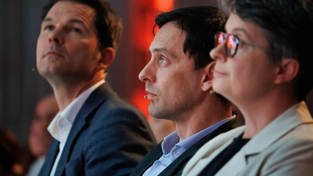 SPD-Spitzenkandidat-Steffen-Krach-links-setzt-demonstrativ-auf-Zusammenhalt