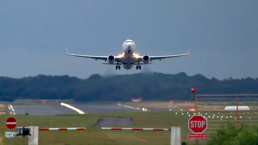 Ein-Flugzeug-startet-am-Flughafen-Koeln-Bonn-Themenbild-Symbolbild-Koeln-26-07