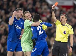 Kuriose Rote Karte in England: Everton-Spieler fliegt nach Ohrfeige für Mitspieler vom Platz