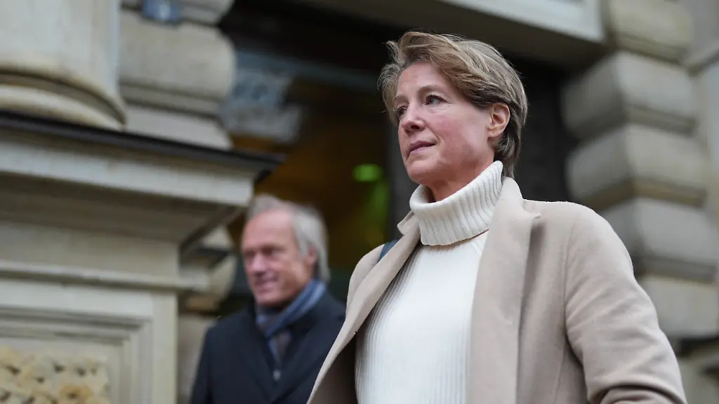 Christina-Block-r-deutsche-Gastronomin-und-Unternehmerin-und-Gerhard-Delling-l-ehemaliger-Fernsehmoderator-und-Sportjournalist-verlassen-in-einer-Pause-das-Strafjustizgebaeude-im-Prozess-wegen-mutmasslicher-Kindesentfuehrung-In-einer-Nacht-und-Nebel-Aktion-wurden-in-der-Silvesternacht-2023-24-zwei-Kinder-der-Gastronomie-Unternehmerin-C-Block-von-Daenemark-nach-Deutschland-gebracht-Wegen-der-mutmasslichen-Entfuehrung-findet-am-Landgericht-Hamburg-der-Prozess-statt-unter-anderem-gegen-Block