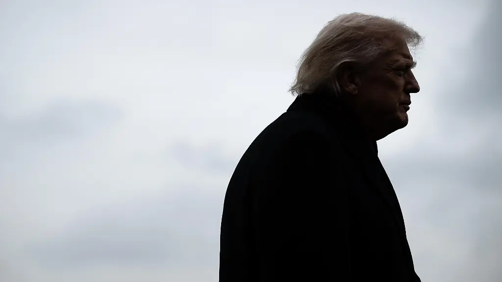 US-President-Donald-Trump-speaks-to-members-of-the-media-on-the-South-Lawn-of-the-White-House-before-boarding-Marine-One-in-Washington-DC-US-on-Saturday-Nov-22-2025-US-officials-are-having-early-discussions-on-whether-to-let-Nvidia-Corp-sell-its-H200-artificial-intelligence-chips-to-China-according-to-people-familiar-with-the-matter-a-contentious-potential-move-that-would-mark-a-major-win-for-the-world-s-most-valuable-company