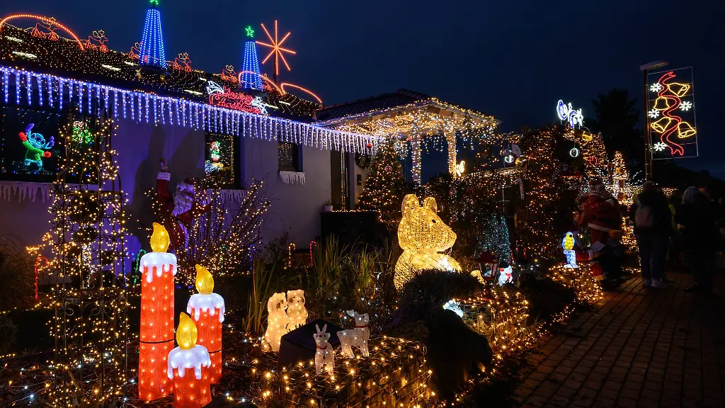Das-Weihnachtshaus-in-Ahnatal-erstrahlt-im-festlichen-Glanz