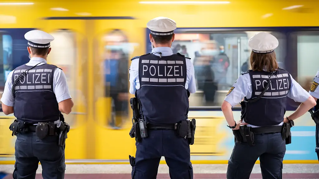 Immer-wieder-fuehrt-die-Polizei-Schwerpunktkontrollen-durch-im-Nahverkehr