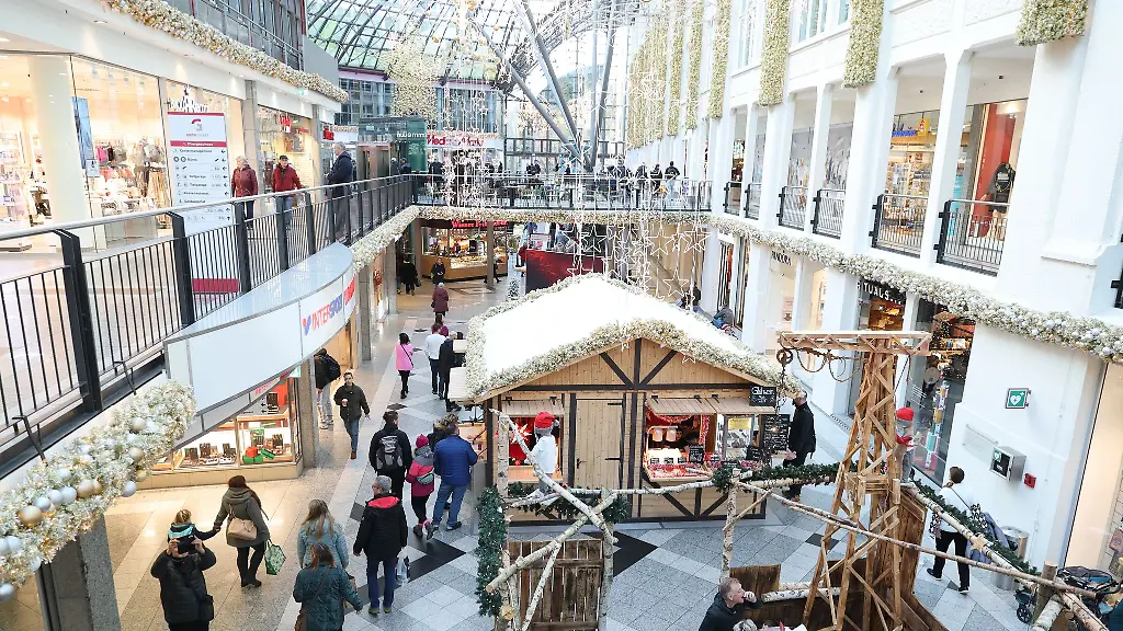 Thueringens-Haendler-hoffen-im-Weihnachtsgeschaeft-auf-die-Kauflaune-der-Verbraucher-trotz-teils-massiv-gestiegener-Preise-Archivfoto