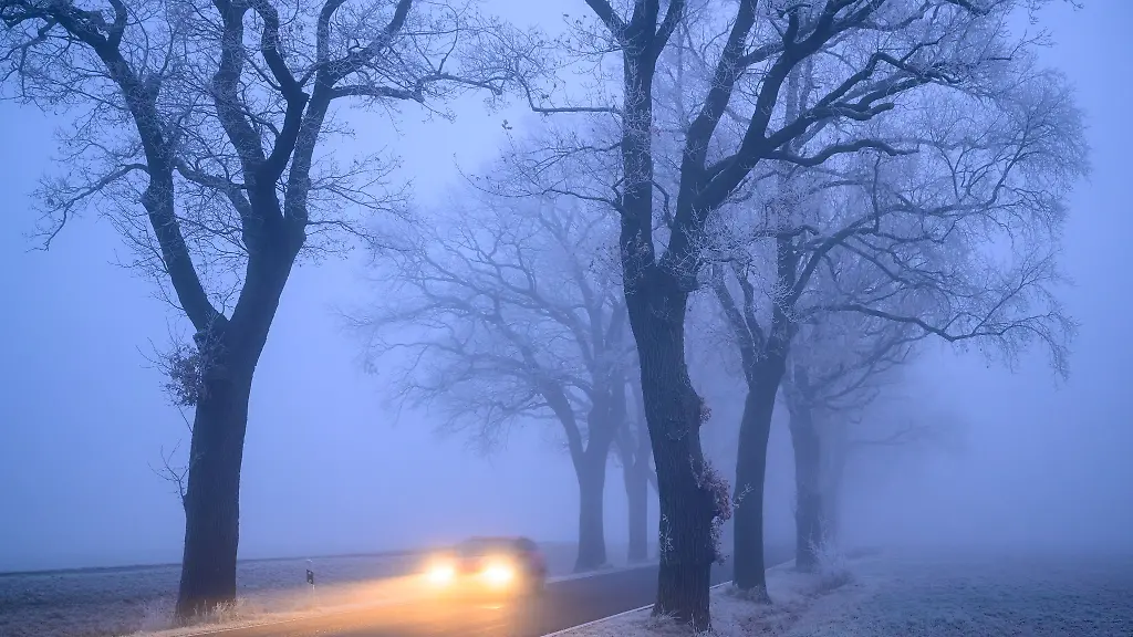Autofahrer-sollten-auf-den-Strassen-wegen-Glaette-besonders-vorsichtig-fahren