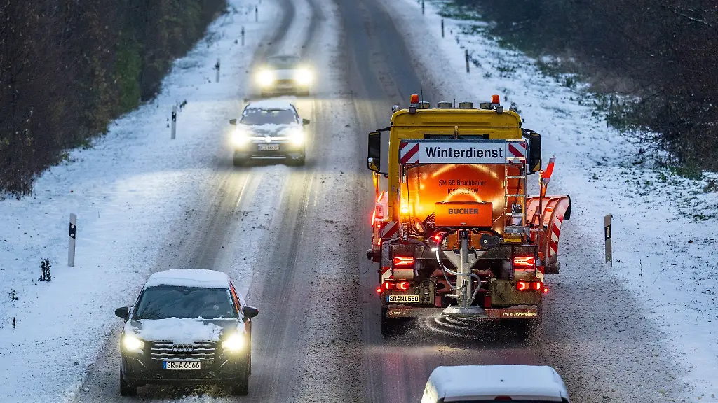 Leichter-Schneefall-und-glatte-Strassen-praegen-das-Winterwetter-in-Bayern