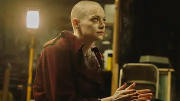 Emma Stone im Film Bugonia