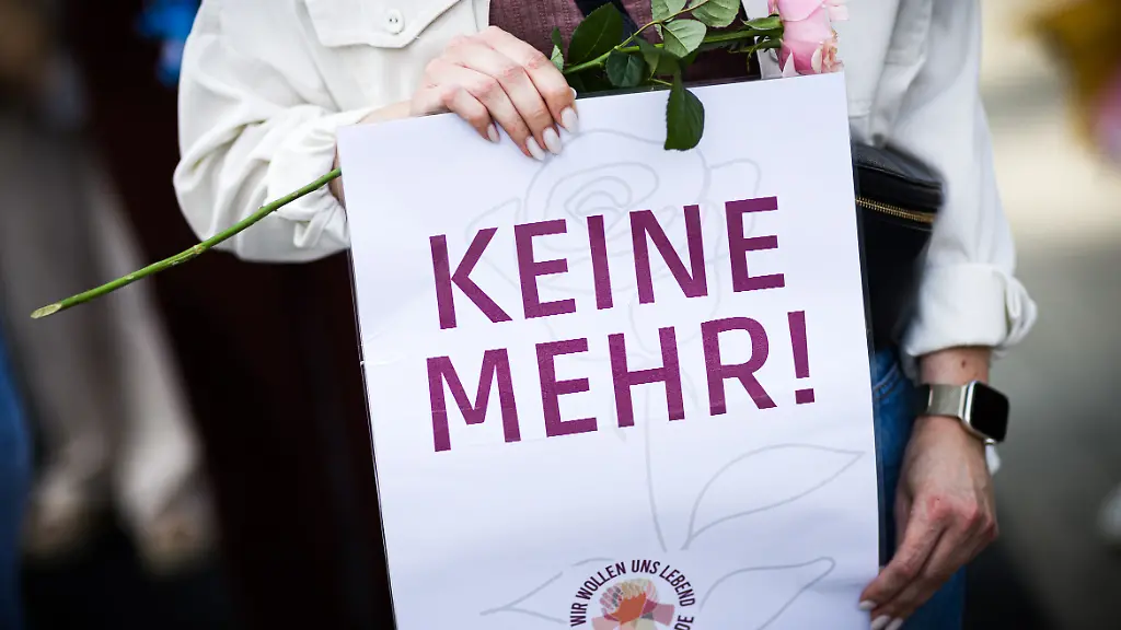 Eine-Demonstrantin-haelt-bei-einer-Kundgebung-fuer-eine-getoetete-Frau-ein-Plakat-mit-der-Aufschrift-Keine-mehr-Wir-wollen-uns-lebend-Stoppt-Femizide-Die-junge-Frau-aus-Algerien-war-am-04-07-2025-in-Hemmingen-Region-Hannover-toedlich-verletzt-worden-Unter-Verdacht-steht-ihr-Nachbar-er-sitzt-in-Untersuchungshaft