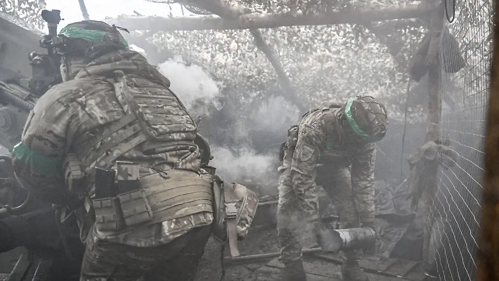 Ukrainian-Artillery-Unit-on-Combat-Mission-in-Pokrovsk-Direction-Ukraine-Soldiers-from-an-artillery-crew-of-the-Striletskyi-special-forces-police-battalion-of-the-Main-Department-of-the-National-Police-in-Zaporizhzhia-region-fire-a-122-mm-howitzer-D-30-at-the-positions-of-Russian-troops-in-the-Pokrovsk-direction-in-Donetsk-region-Ukraine-November-20-2025-Photo-by-Dmytro-Smolienko-Ukrinform-ABACAPRESS