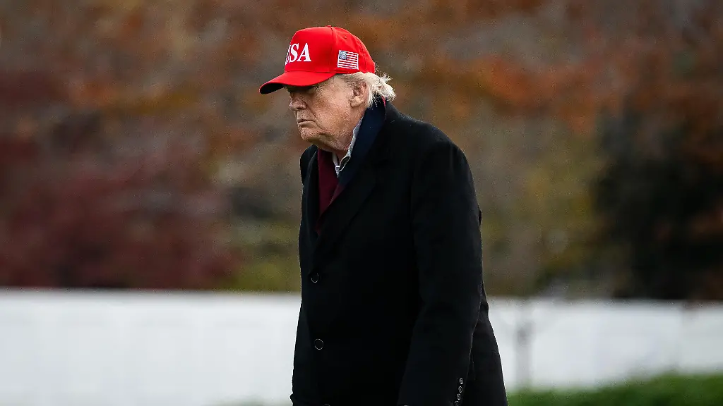 US-President-Donald-Trump-walks-on-the-South-Lawn-of-the-White-House-after-arriving-on-Marine-One-in-Washington-DC-US-on-Saturday-Nov-22-2025-US-officials-are-having-early-discussions-on-whether-to-let-Nvidia-Corp-sell-its-H200-artificial-intelligence-chips-to-China-according-to-people-familiar-with-the-matter-a-contentious-potential-move-that-would-mark-a-major-win-for-the-world-s-most-valuable-company