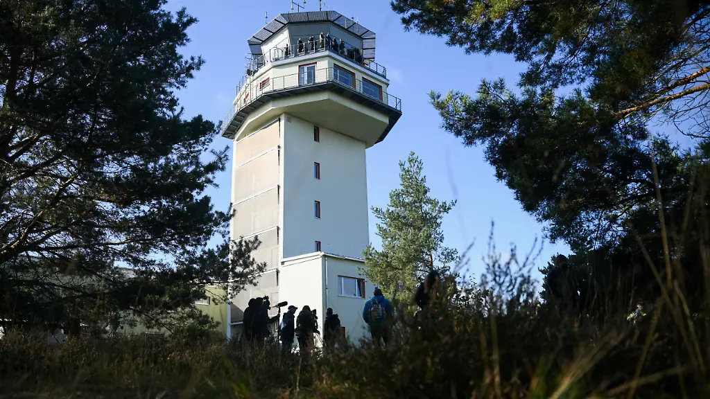 German-Defence-Minister-Boris-Pistorius-Karsten-Olf-Lieutenant-Colonel-for-operations-management-area-3-Reiner-Haseloff-Minister-President-of-state-Saxony-Anhalt-Dietmar-Woidke-Minister-President-of-state-Brandenburg-get-informed-by-Sascha-Bleibohm-Lieutenant-Colonel-of-the-Helicopter-Wing-64-on-the-tower-during-their-visit-to-the-German-Airforce-Base-Holzdorf-to-get-informed-about-the-projects-of-heavy-transport-helicopters-and-the-anti-ballistic-missiles-ARROW-in-Holzdorf-Germany-October-16-2023