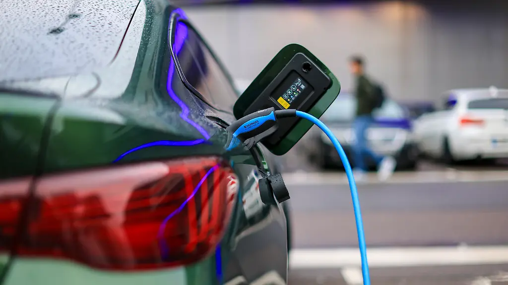 Ein-Elektrofahrzeug-von-BMW-laedt-an-einer-Ladesaeule