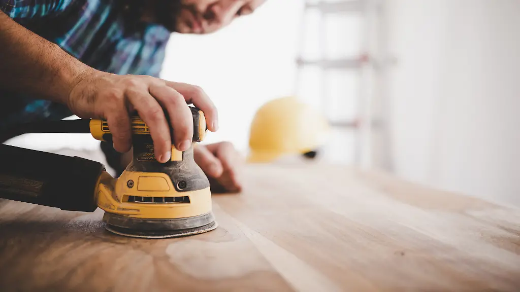 Mann-verwendet-Schleifmaschine