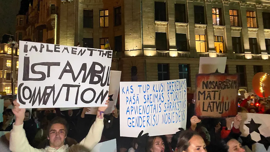 Tausende-Menschen-protestieren-mit-Plakaten-und-Sprechchoeren-auf-dem-Domplatz-in-der-lettischen-Hauptstadt-gegen-einen-moeglichen-Ausstieg-des-baltischen-EU-Landes-aus-der-sogenannten-Istanbul-Konvention