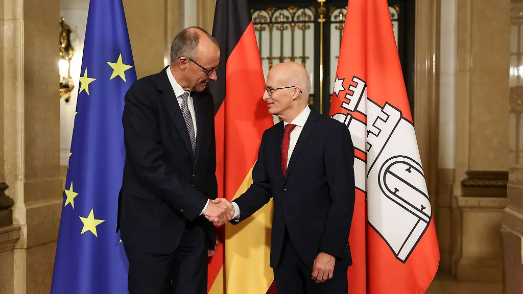 Buergermeister-Peter-Tschentscher-begruesst-Bundeskanzler-Friedrich-Merz-zu-einem-Antrittsbesuch-im-Hamburger-Rathaus