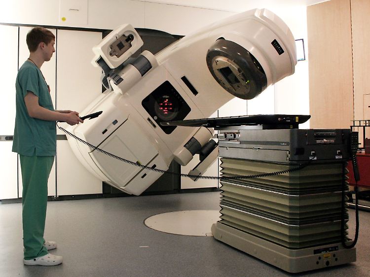 Das Bild zeigt einen Lineabeschleuniger zur Bestrahlung im Klinikum der Technischen Universität München (TUM).