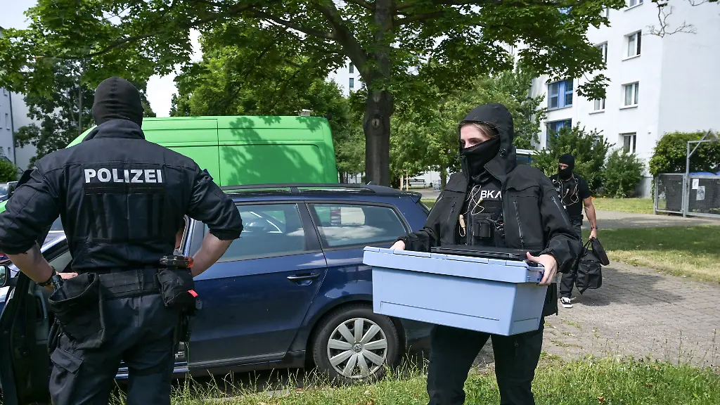 BKA-Beamte-kommen-mit-Kisten-und-Taschen-aus-dem-einem-Gebaeude-Die-Bundesanwaltschaft-hat-in-Halle-an-der-Saale-ein-mutmassliches-Mitglied-der-Terrormiliz-Islamischer-Staat-IS-festnehmen-lassen-Der-Iraker-soll-von-2014-bis-2016-im-Irak-fuer-den-IS-gekaempft-haben