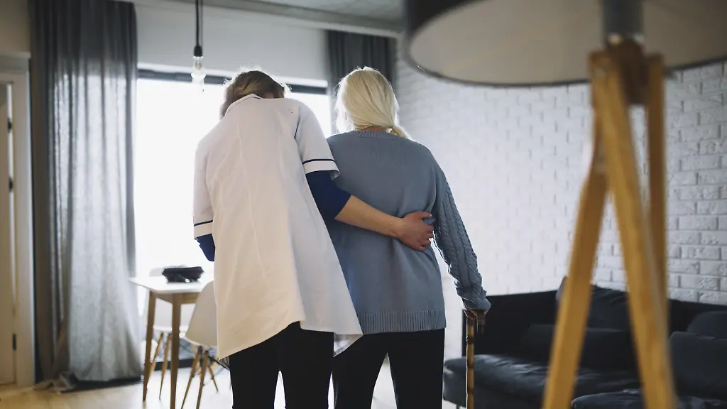 Frau-zu-Fuss-mit-Krankenschwester-Altersheim