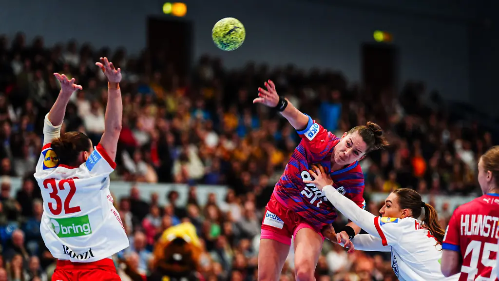 Wurf-Tor-Emily-Boelk-Deutschland-20-GER-Deutschalnd-vs-Daenemark-Handball-Frauen-Testspiel-Saison-2024-2025-09-04