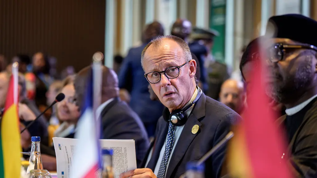 Bundeskanzler-Friedrich-Merz-CDU-M-nimmt-am-EU-Afrika-Gipfel-teil-Dabei-treffen-die-27-Mitgliedslaender-der-Europaeischen-Union-mit-den-55-Staaten-der-Afrikanischen-Union-zusammen