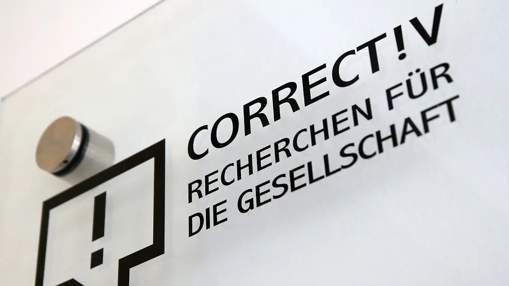 Das-Firmenschild-des-stiftungsfinanzierten-Recherchebueros-Correctiv-haengt-an-einer-Hauswand
