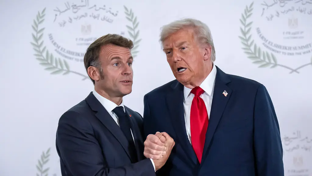 US-Praesident-Donald-Trump-r-nimmt-neben-Emmanuel-Macron-Praesident-von-Frankreich-am-Gaza-Gipfel-unter-Vorsitz-von-Aegyptens-Praesident-Al-Sisi-teil