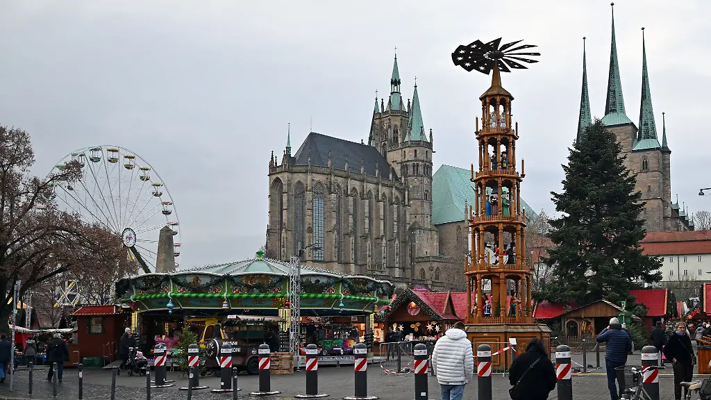 Der-Erfurter-Weihnachtsmarkt-auf-dem-Domplatz-ist-bis-zum-22-Dezember-geoeffnet-Auch-an-vielen-anderen-Ecken-der-Stadt-locken-in-der-Adventszeit-Buedchen-mit-Gluehwein-und-anderen-weihnachtlichen-Angeboten