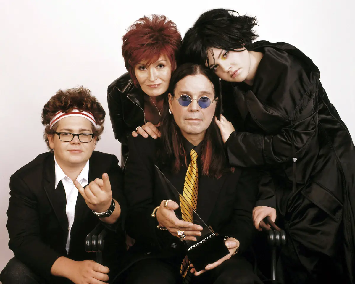 AMERICAN-MUSIC-AWARDS-2003-Hosted-by-The-Osbournes-Jack-Osbourne-Sharon-Osbourne-Ozzy-Osbourne-Kelly-Osbourne-2003-Courtesy-Everett-Collection-ACHTUNG-AUFNAHMEDATUM-GESCHAeTZT-PUBLICATIONxINxGERxSUIxAUTxONLY-Copyright-xCourtesyxEverettxCollectionx-TCDAMMU-EC002