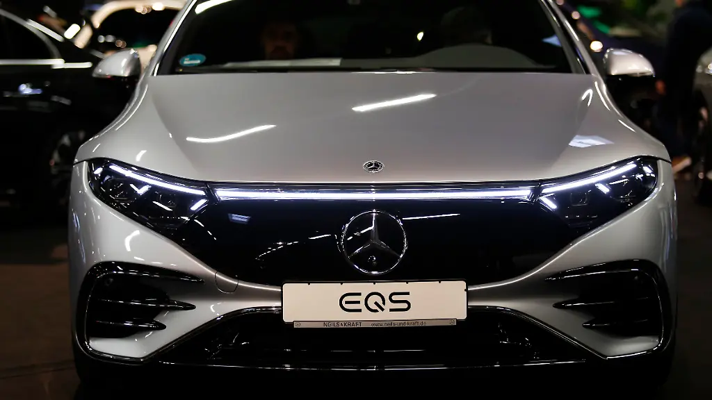 Mercedes-Benz-EQS-seen-during-automobile-Exhibition-in-Giessen-Hessenhallen