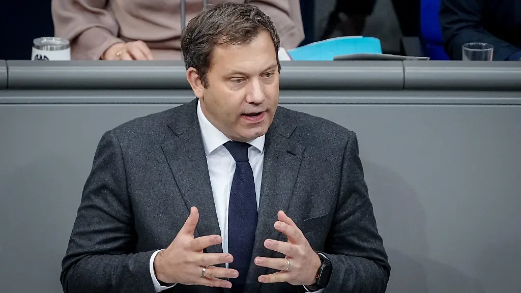 Lars-Klingbeil-SPD-Bundesminister-der-Finanzen-Vizekanzler-und-SPD-Bundesvorsitzender-spricht-bei-der-Sitzung-des-Bundestags-zum-Auftakt-der-Haushaltswoche