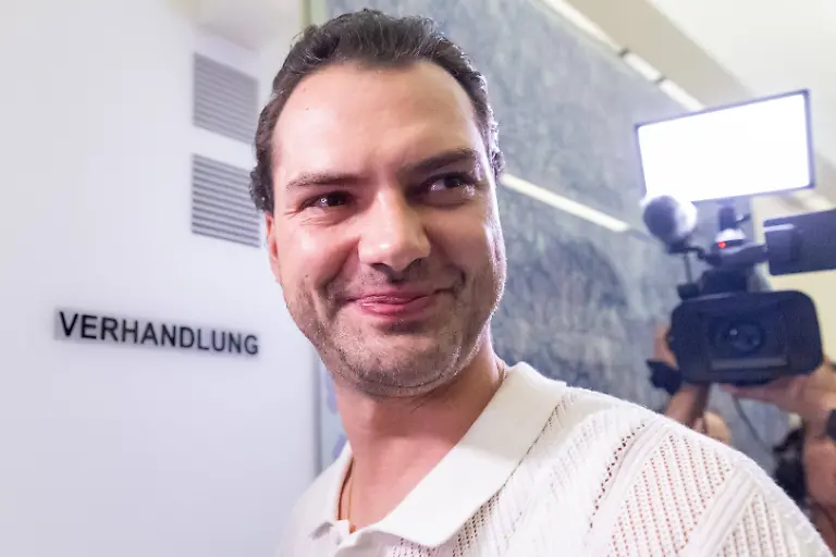 Innsbruck-22-08-2025-Landesgericht-Innsbruck-AUT-Prozess-gegen-Jimi-Blue-Ochsenknecht-Anklage-wegen-schweren-Betrugs-im-Bild-Jimi-Blue-Ochsenknecht-Jimi-Blue-Ochsenknecht-before-the-start-of-the-trial-against-actor-Jimi-Blue-Ochsenknecht-for-serious-fraud-at-the-Landesgericht-in-Innsbruck-Austria-on-2025-08-22