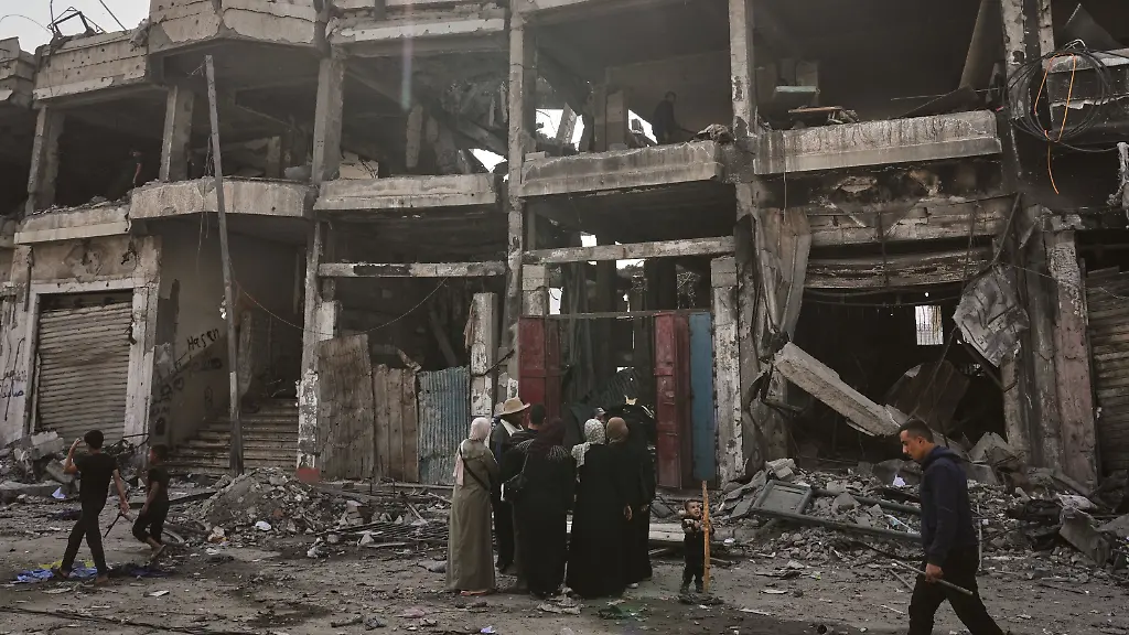 Palaestinenser-inspizieren-einen-Tag-nach-einem-israelischen-Angriff-auf-ein-Gebaeude-in-Gaza-die-Ruinen