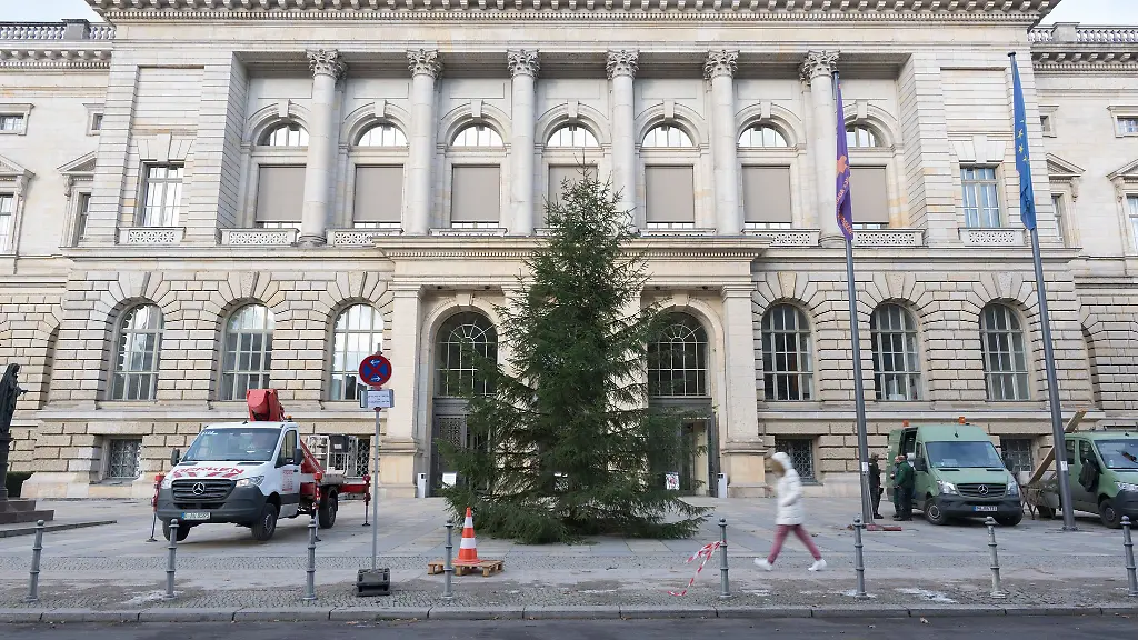 Vor-dem-Berliner-Abgeordnetenhaus-wird-jedes-Jahr-ein-Weihnachtsbaum-aufgestellt-und-festlich-geschmueckt-In-diesem-Jahr-soll-er-am-Donnerstag-in-festlichem-Glanz-erstrahlen