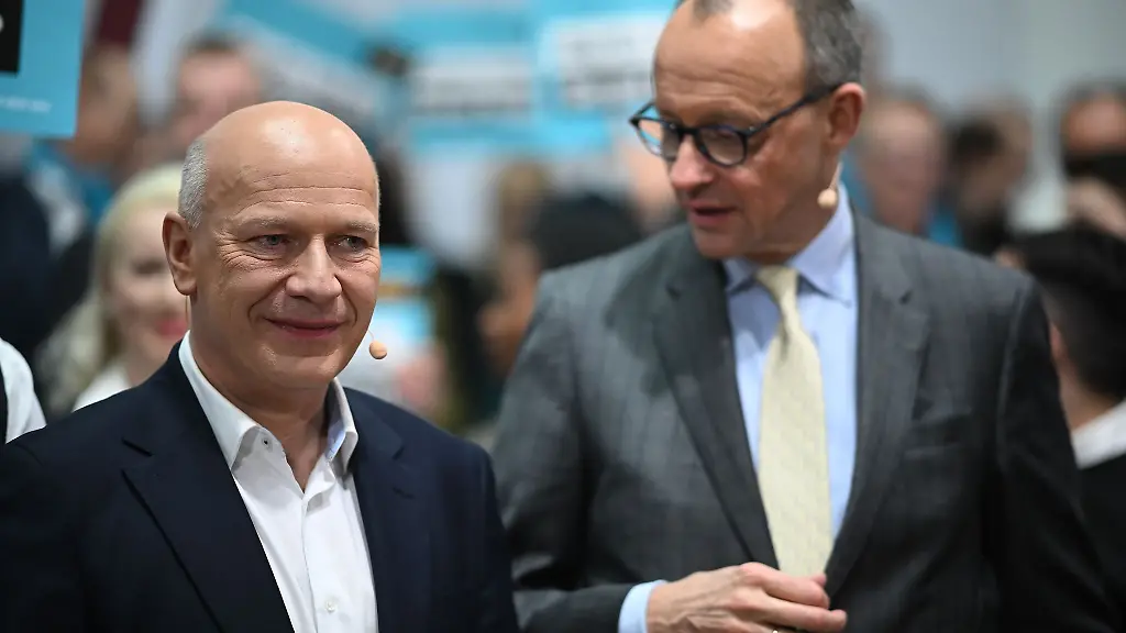 Berlins-Regierender-Buergermeister-Kai-Wegner-empfaengt-Bundeskanzler-Friedrich-Merz-beide-CDU-bei-sich-im-Roten-Rathaus