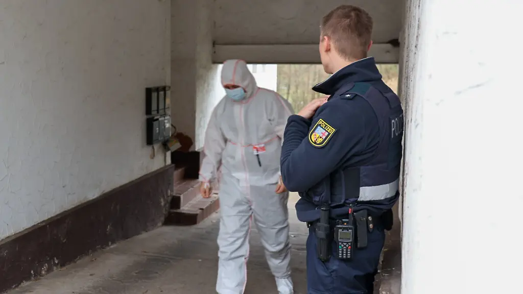 Die-Spurensicherung-der-Polizei-ist-im-Einsatz-Im-Saarland-ist-ein-Gerichtsvollzieher-getoetet-worden-Er-sei-am-Morgen-in-Ausuebung-seines-Dienstes-in-Bexbach-im-Saarpfalz-Kreis-gewaltsam-ums-Leben-gekommen-teilte-das-Justizministerium-in-Saarbruecken-mit