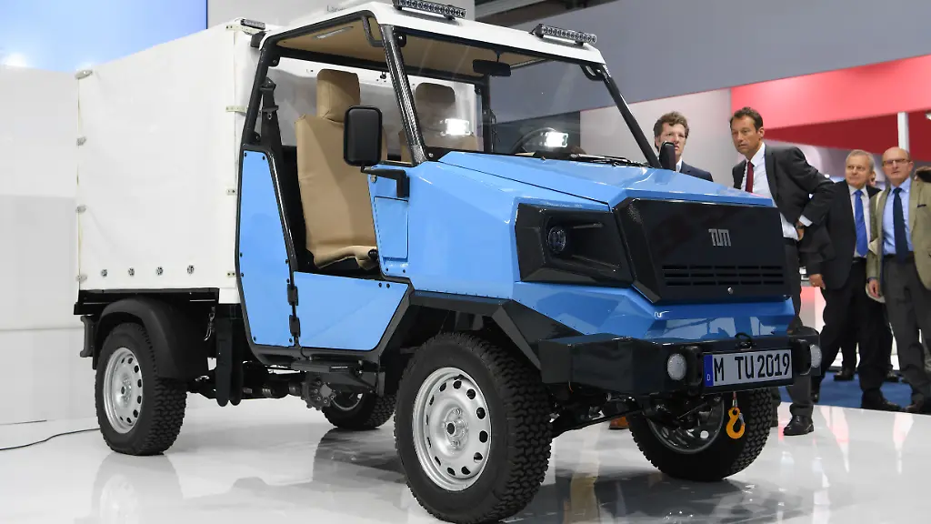 Das-aCar-ein-Elektroauto-fuer-Afrika-steht-am-13-09-2017-auf-der-Internationalen-Automobil-Ausstellung-IAA-in-Frankfurt-am-Main-Hessen-am-Stand-der-Technischen-Universitaet-Muenchen-TUM-Vier-Jahre-lang-haben-Wissenschaftler-der-TUM-mit-wissenschaftlichen-und-industriellen-Partnern-an-einem-Fahrzeug-mit-Allradantrieb-gearbeitet-das-auf-die-Beduerfnisse-der-laendlichen-Bevoelkerung-suedlich-der-Sahara-zugeschnitten-ist-Der-Preis-fuer-das-Basis-Fahrzeug-in-Afrika-soll-langfristig-unter-10-000-Euro-liegen