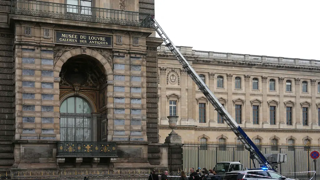 Franzoesische-Polizisten-stehen-neben-einem-Moebelaufzug-mit-dem-die-Einbrecher-in-das-Louvre-Museum-am-Quai-Francois-Mitterrand-eindrangen-Sie-sollen-Schmuck-aus-der-Sammlung-Napoleons-gestohlen-haben-und-dann-gefluechtet-sein