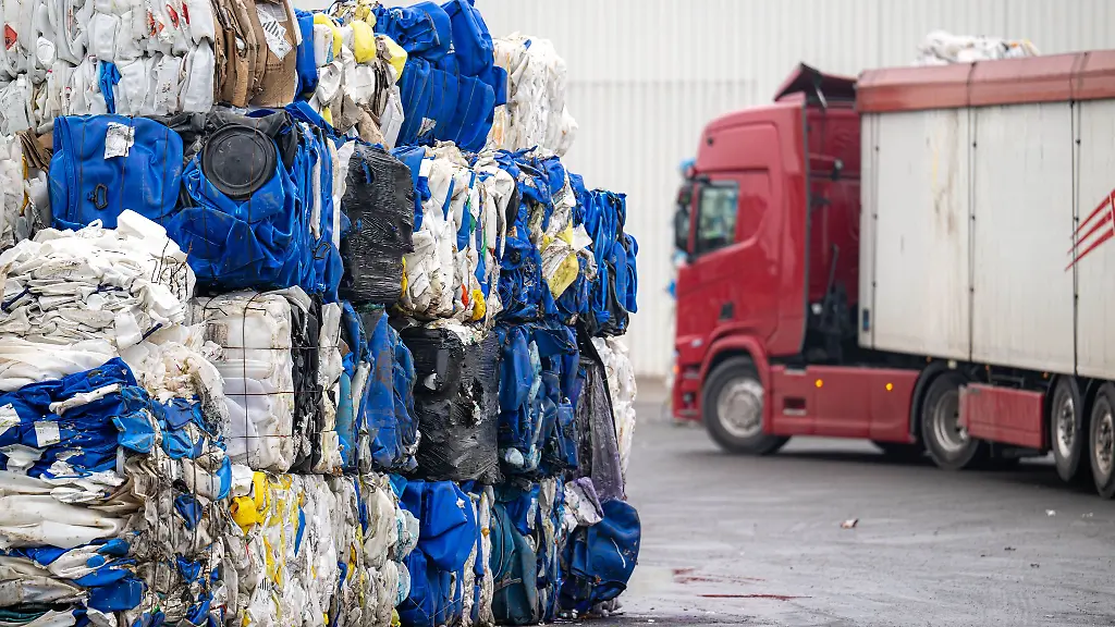 Das-Firmengelaende-im-Bereich-Industriehaefen-An-unbekannter-Stelle-auf-dem-Gelaende-eines-Entsorgungsbetriebes-ist-ein-toter-Saeugling-im-Muell-gefunden-worden