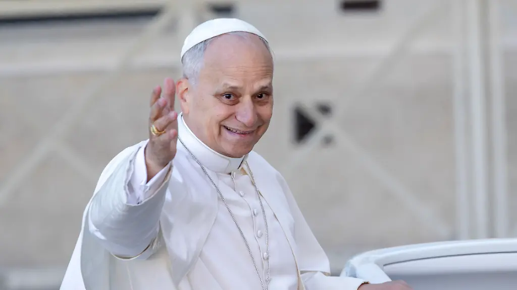 Pope-Leo-XIV-greets-the-faithful-at-the-end-of-a-Mass-on-the-occasion-of-the-Jubilee-of-Choirs-in-St