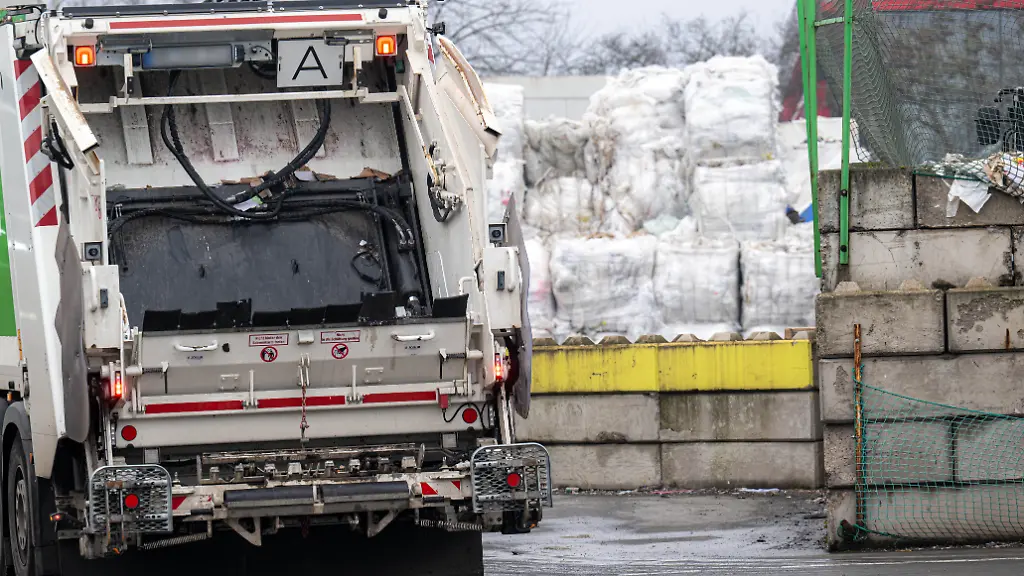 Ein-Muellwagen-faehrt-auf-das-Firmengelaende-eines-Entsorgungsbetriebes-im-Bereich-Industriehaefen-An-unbekannter-Stelle-auf-dem-Gelaende-eines-Entsorgungsbetriebes-ist-ein-toter-Saeugling-im-Muell-gefunden-worden-Ein-Mitarbeiter-eines-Entsorgungsbetriebes-fand-ihn-am-Morgen-beim-Sortieren-von-Abfall-wie-die-Polizei-mitteilte