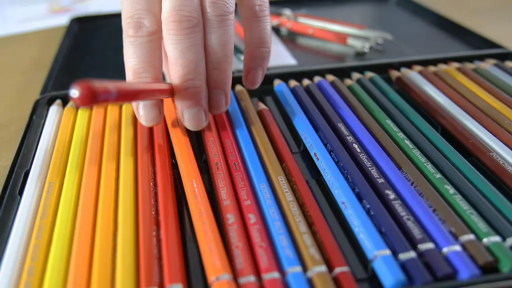 29-01-2013-Harrislee-Schleswig-Holstein-Deutschland-Buntstifte-der-Marke-Faber-Castell-QF-AusrA-stung-europA-isch-farbenprA-chtig-FreizeitaktivitA-t-0HX130129D155CARO