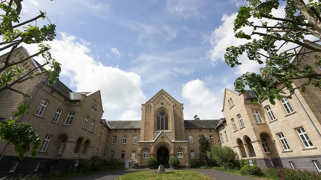 Rund-5-300-Beschaeftigte-insgesamt-an-allen-30-Standorten-gibt-es-im-Landeskrankenhaus-Andernach