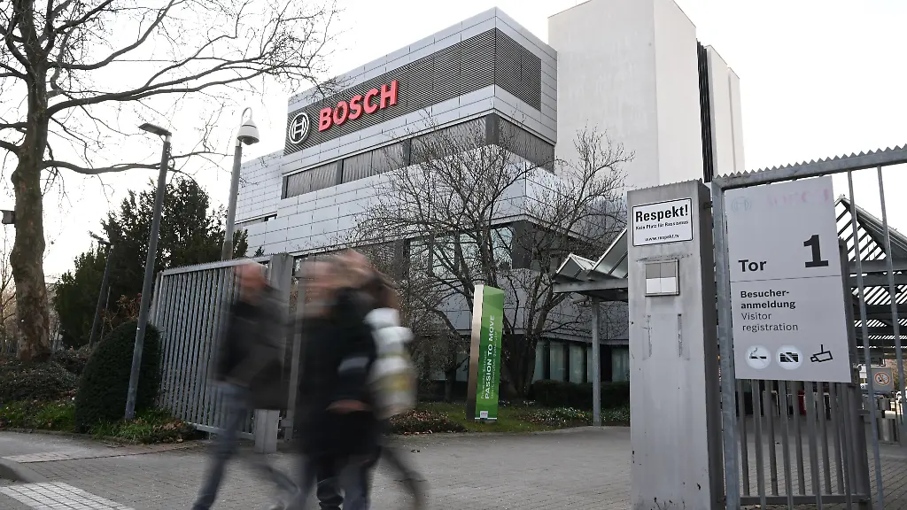 Arbeiter-verlassen-das-Bosch-Werk-im-Stadtteil-Feuerbach-Wischeffekt-durch-Langzeitbelichtung-Im-Werk-wurde-zuvor-eine-Betriebsversammlung-ueber-die-Sorge-um-den-Wandel-von-Arbeitsplaetzen-im-Zuge-der-Umstellung-auf-Elektromobilitaet-abgehalten-An-mehreren-deutschen-Standorten-des-Autozulieferers-Bosch-rumort-es-angesichts-des-Wandels-hin-zur-Elektromobilitaet-unter-den-Beschaeftigten