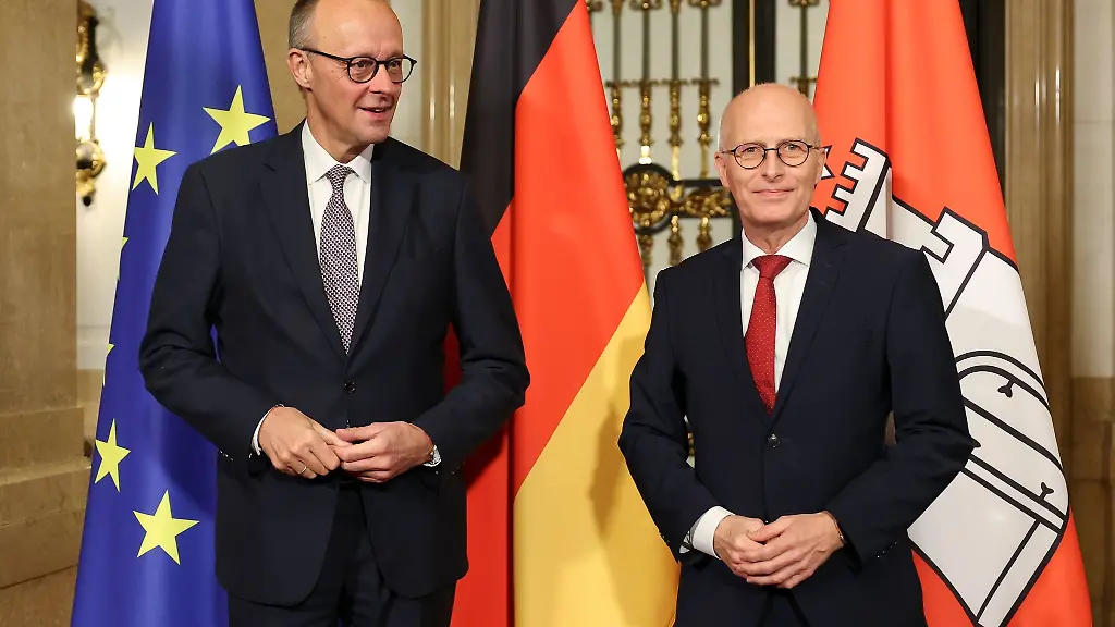 Kanzler-Merz-Friedrich-l-wird-von-Hamburgs-Buergermeister-Peter-Tschentscher-SPD-im-Rathaus-begruesst