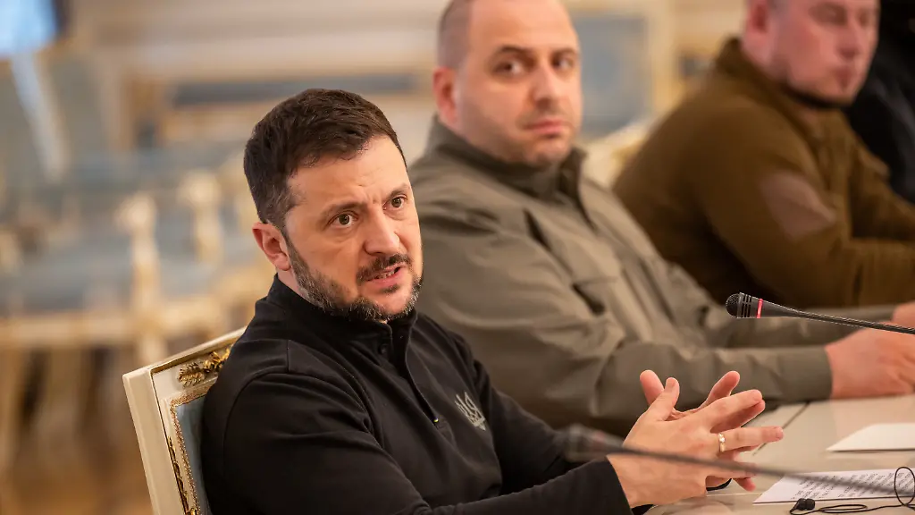 Wolodymyr-Selenskyj-Praesident-der-Ukraine-spricht-neben-steht-neben-Rustem-Umjerow-Verteidigungsminister-der-Ukraine-zu-Verteidigungsminister-Pistorius-Pistorius-haelt-sich-zu-politischen-Gespraechen-in-der-Ukraine-auf