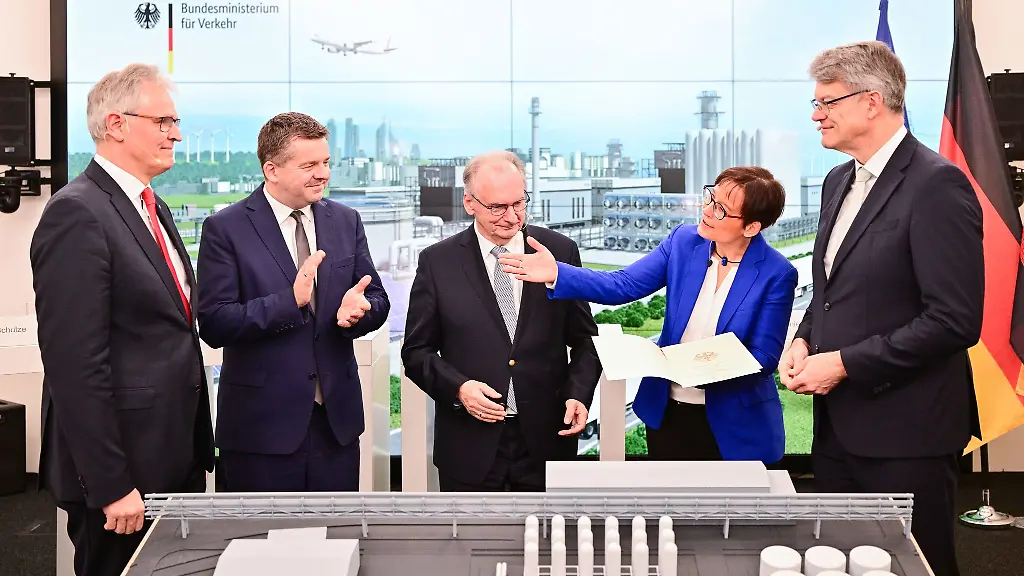 Bundesverkehrsminister-Schnieder-uebergibt-den-Foerderbescheid-fuer-die-Forschungsplattform-an-das-DRL